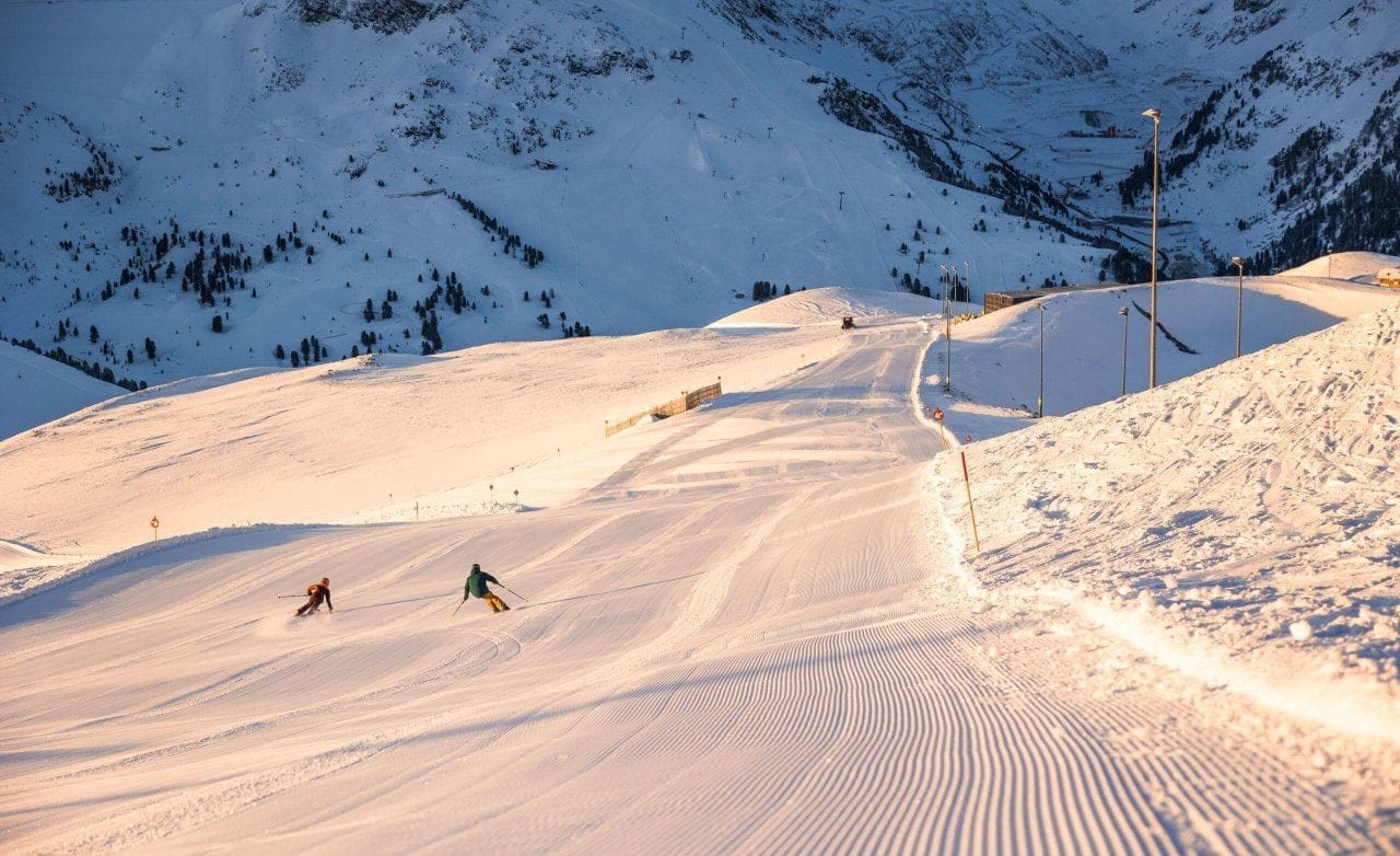 Downhill skiing with SKI plus CITY Pass Stubai Innsbruck. Credit Innsbruck Tourismus, Eye5 and Jonas Schwarzwälder